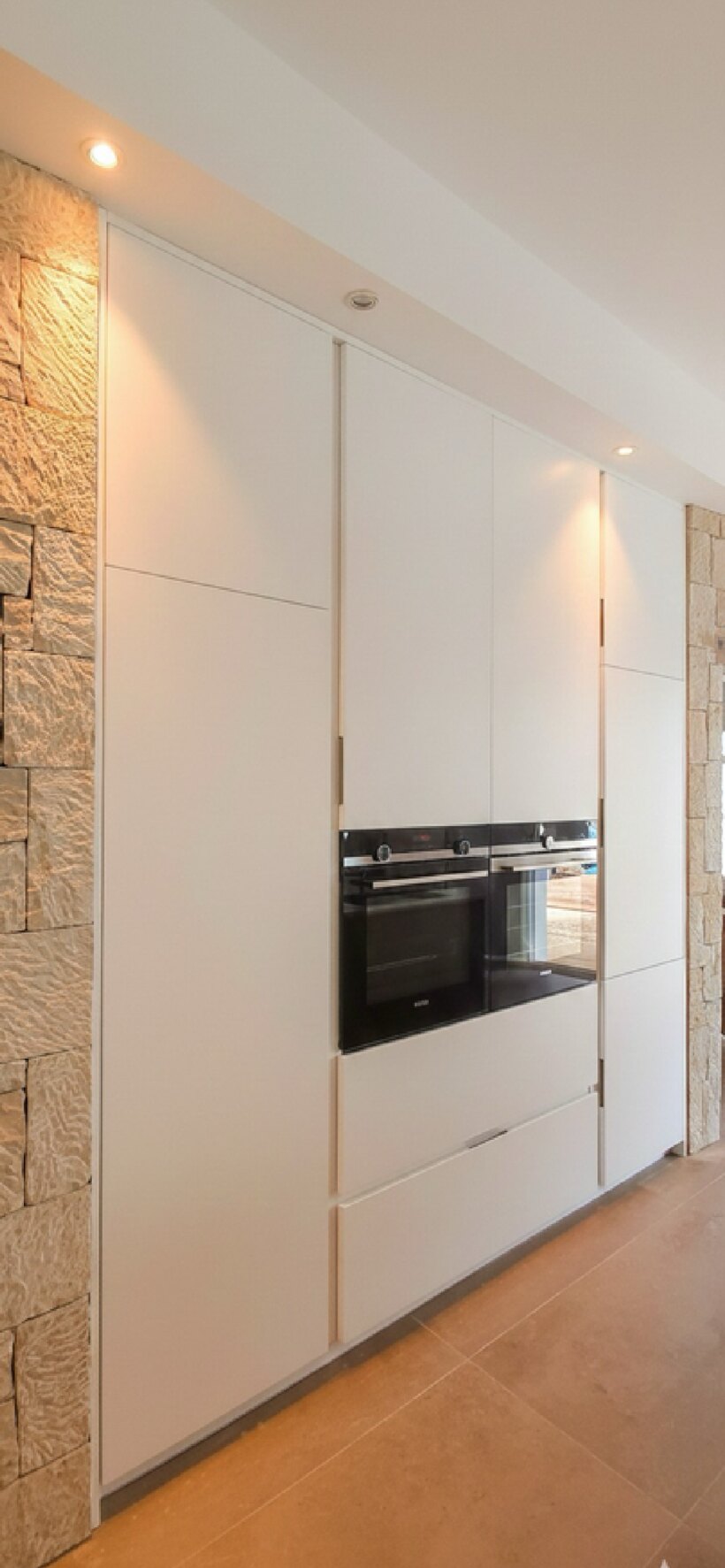 Interior residencial diseñado por estudio e en Dénia