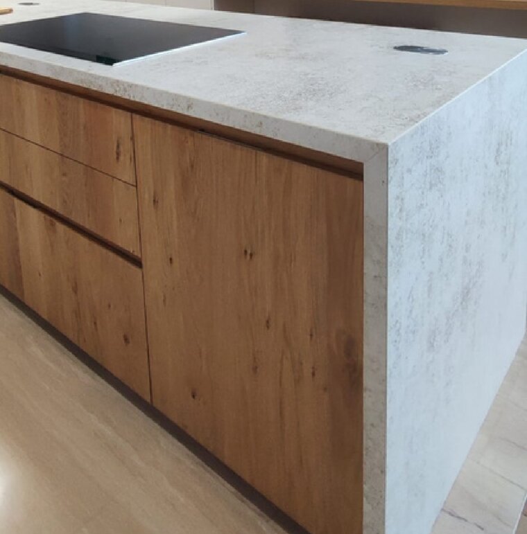Salón con diseño contemporáneo y materiales mediterráneos · estudio e