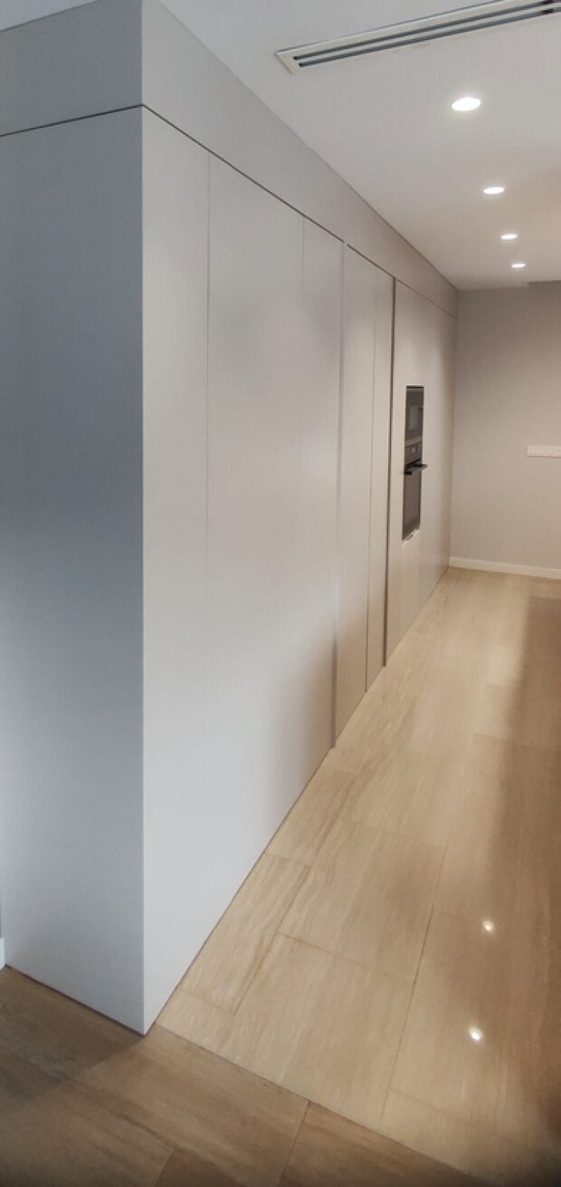 Baño minimalista con encimera de piedra en vivienda de la Costa Blanca